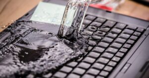 メーカー保証は効く？パソコンに水をこぼしたのがバレるか解説
