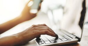 電源がつく場合も油断禁物！パソコンに少量水をこぼしても危険な理由