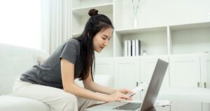 電源が入らない時の修理代は？充電トラブル以外の料金も解説