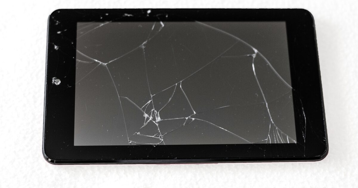 学校で使うタブレットの画面が割れた時の修理代は0円？親の負担を完全ガイド