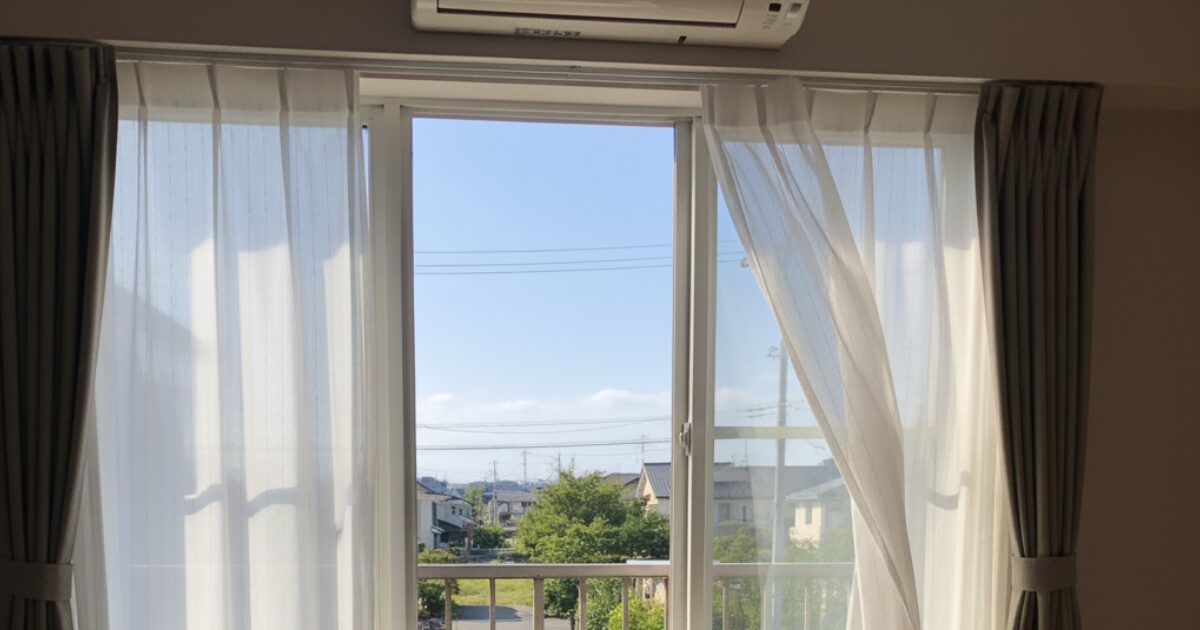 エアコンの運転中に窓を開けっ放しにした場合、電気代はいくら上がる？正しい換気と節約術7選