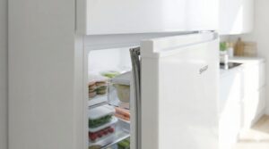 シャープの冷蔵庫が閉まらない原因5選とパッキン交換の修理費目安