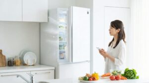 シャープの冷蔵庫が冷えない！電気はつく原因5選と修理代・寿命の判断基準