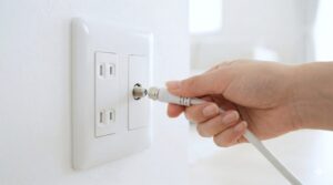 テレビのコンセントの丸いやつの正体とは？正しい付け方まで徹底解説